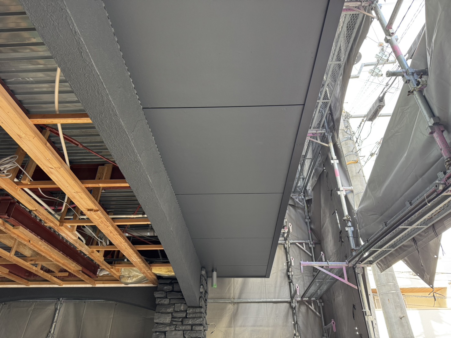 色選びでここまで変わる！雨樋・軒天を「黒」で引き締めるモダン・リノベーション塗装