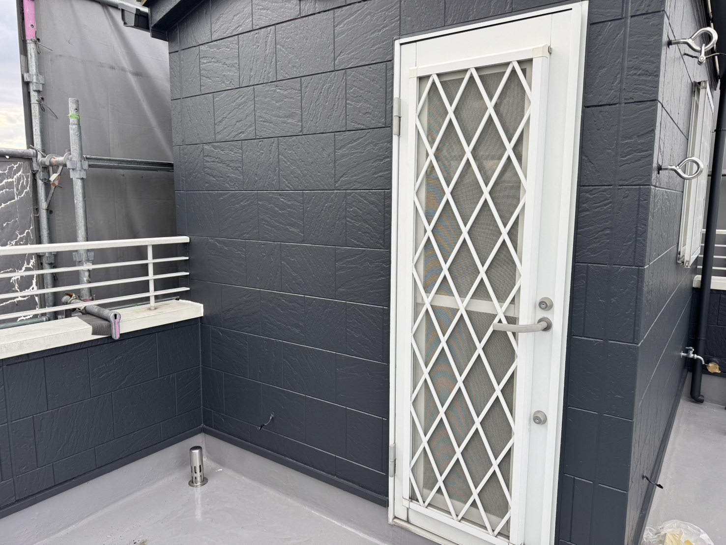 【劇的カラーチェンジ！】ピンクベージュから都会的なダークグレーへ。お住まいの印象を一新する塗り替えプロセス